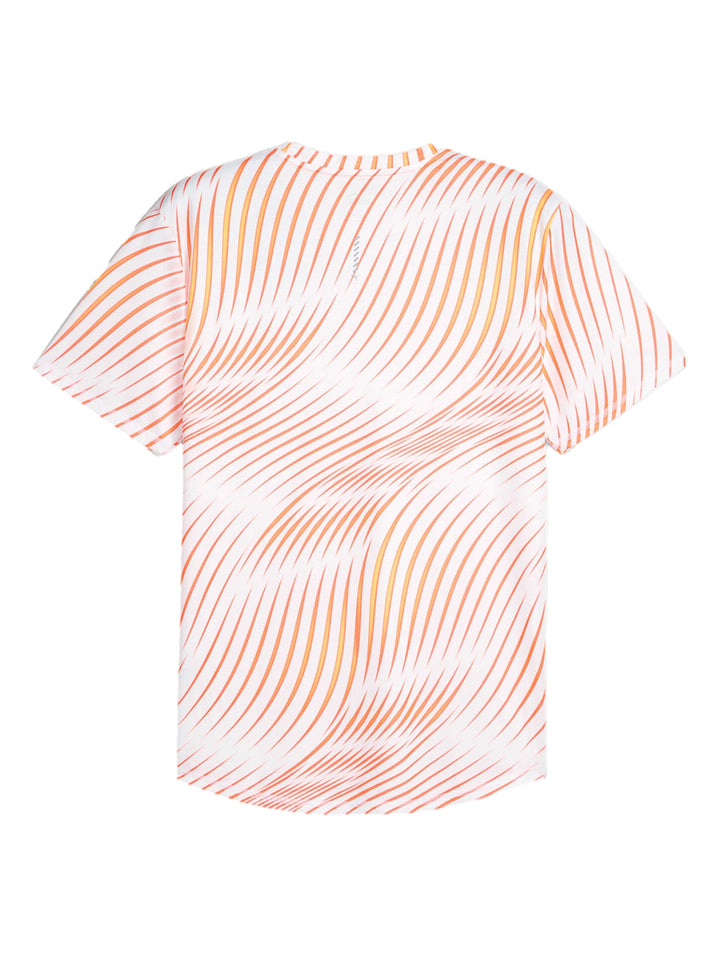 Camiseta deportiva PUMA blanca con estampado de rayas verticales en tonos naranja y amarillo.