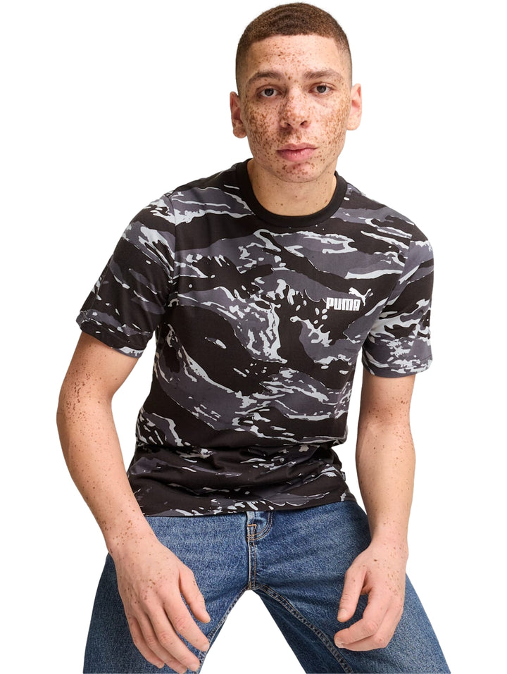 Camiseta PUMA de manga corta con estampado de camuflaje en colores negro y gris.