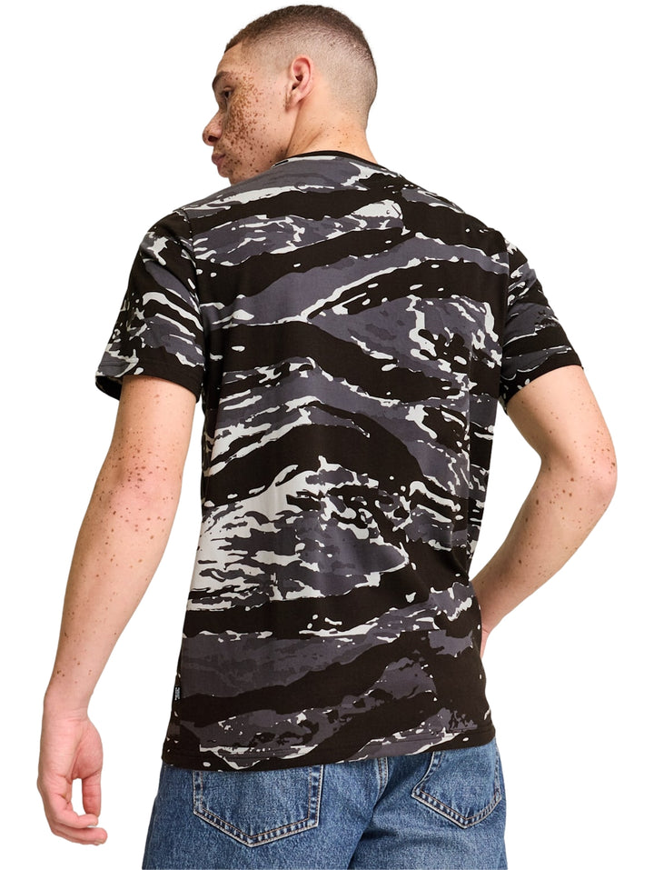 Camiseta PUMA de manga corta con estampado de camuflaje en colores negro y gris.