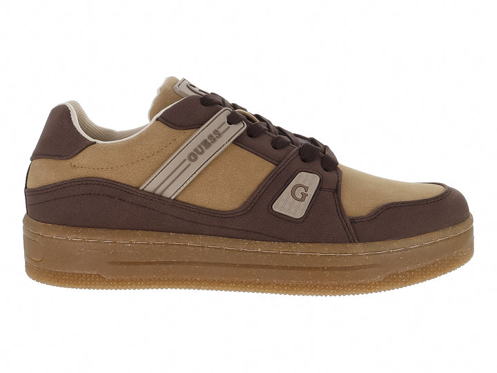 Tenis Guess en colores beige y marrón con suela gruesa y cordones.