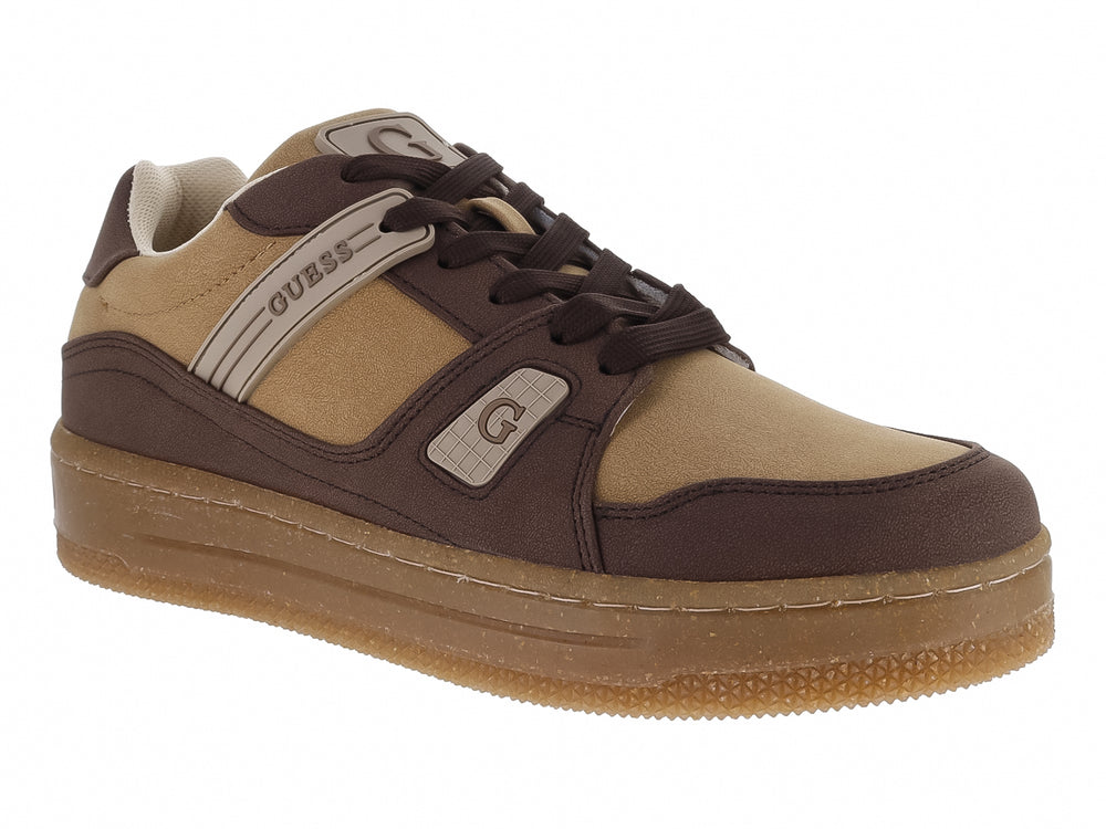 Tenis Guess en colores beige y marrón con suela gruesa y cordones.