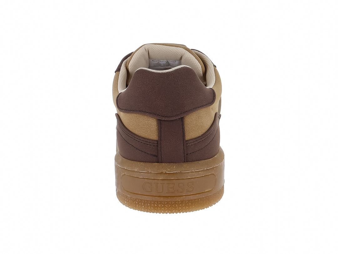 Tenis Guess en colores beige y marrón con suela gruesa y cordones.