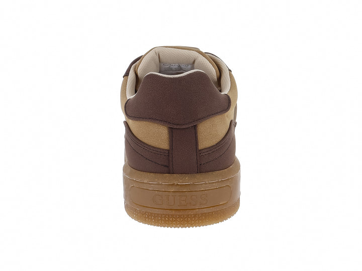 Tenis Guess en colores beige y marrón con suela gruesa y cordones.