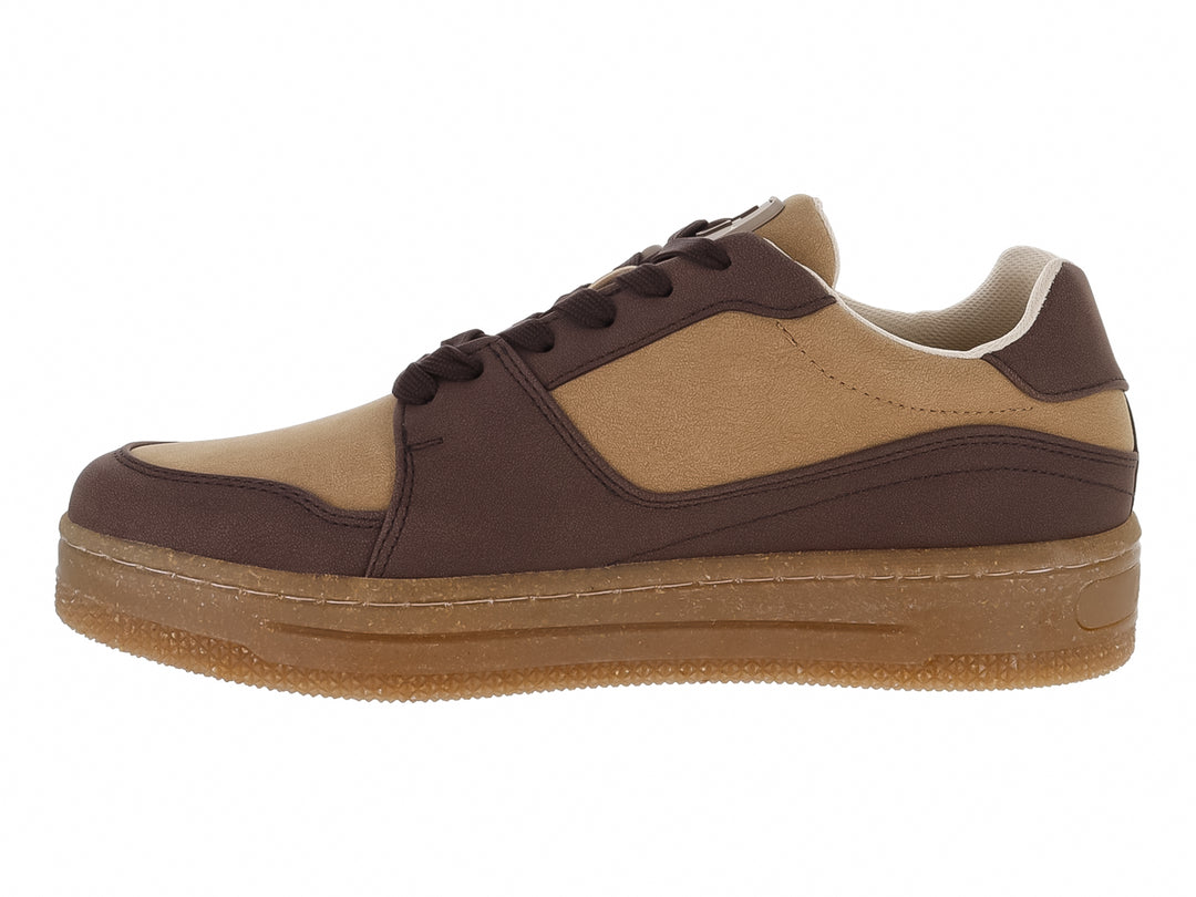 Tenis Guess en colores beige y marrón con suela gruesa y cordones.