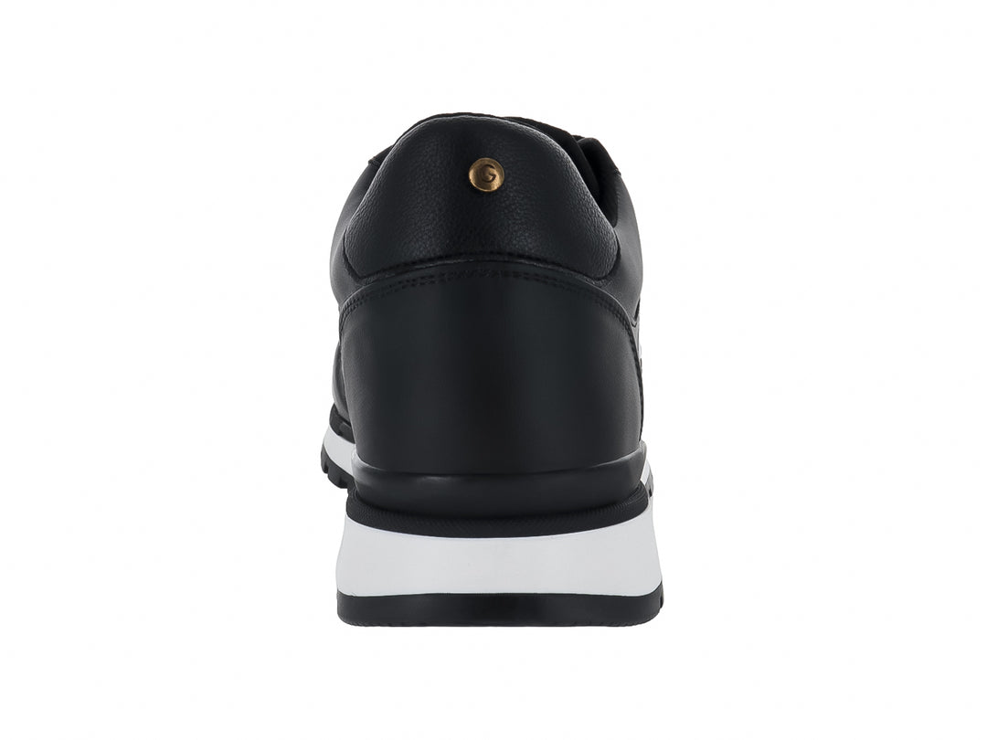 Tenis deportivos Guess color negro con suela blanca y logotipo blanco en el lateral.