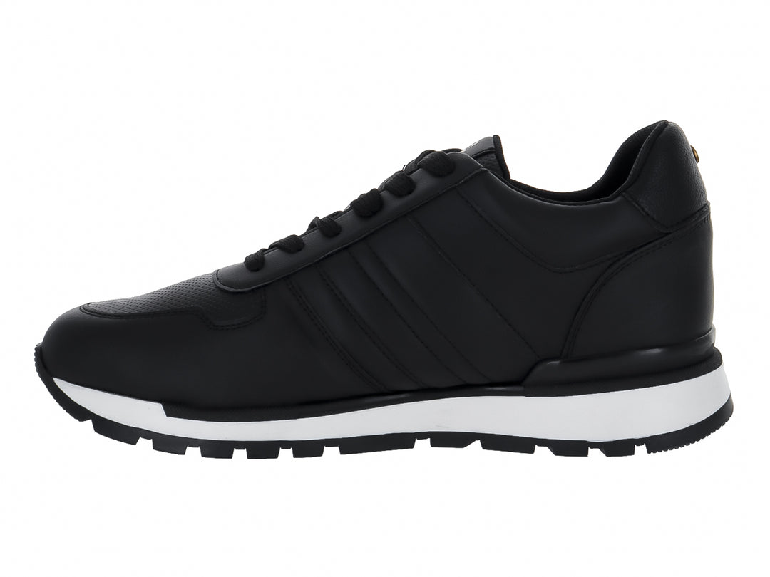 Tenis deportivos Guess color negro con suela blanca y logotipo blanco en el lateral.
