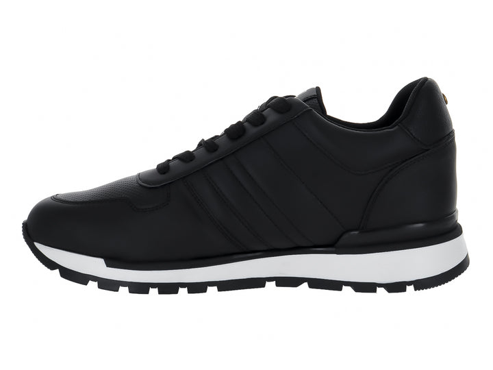 Tenis deportivos Guess color negro con suela blanca y logotipo blanco en el lateral.