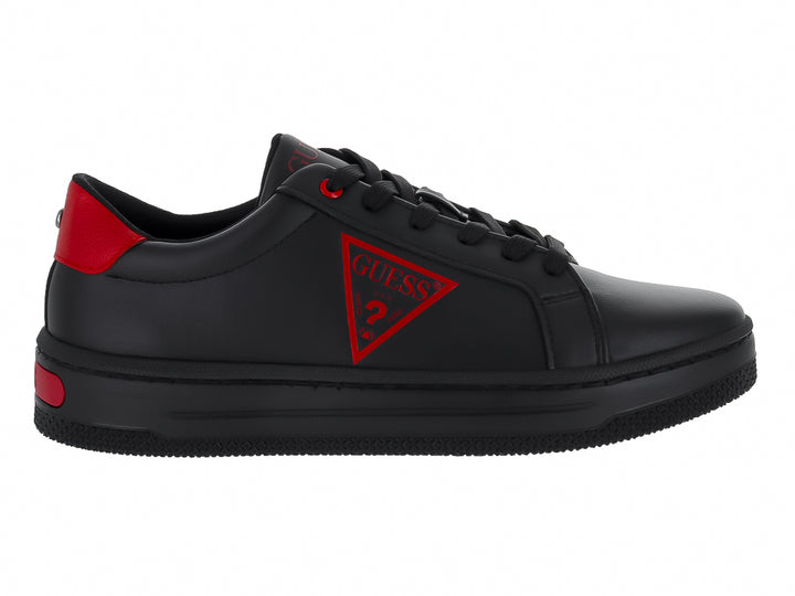 Tenis negros de la marca GUESS con detalles en color rojo y suela negra.