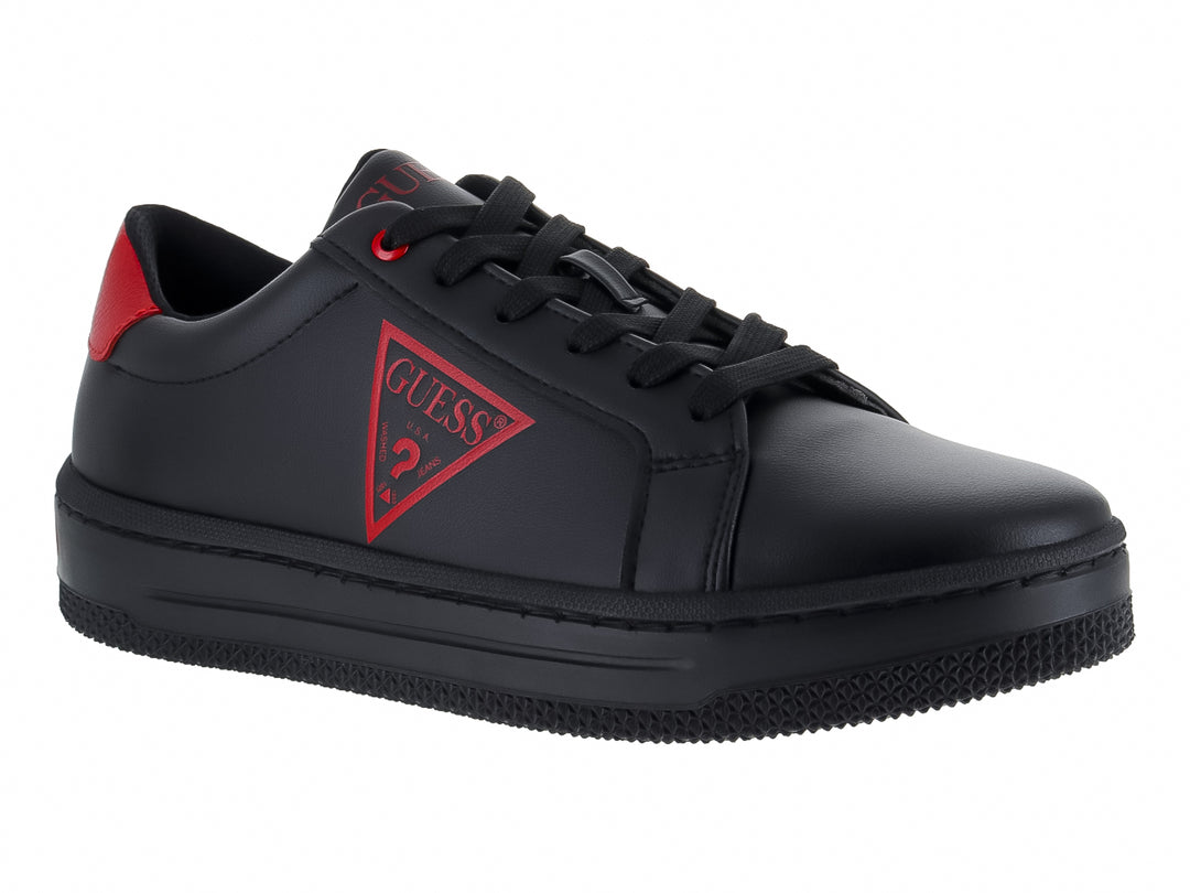 Tenis negros de la marca GUESS con detalles en color rojo y suela negra.