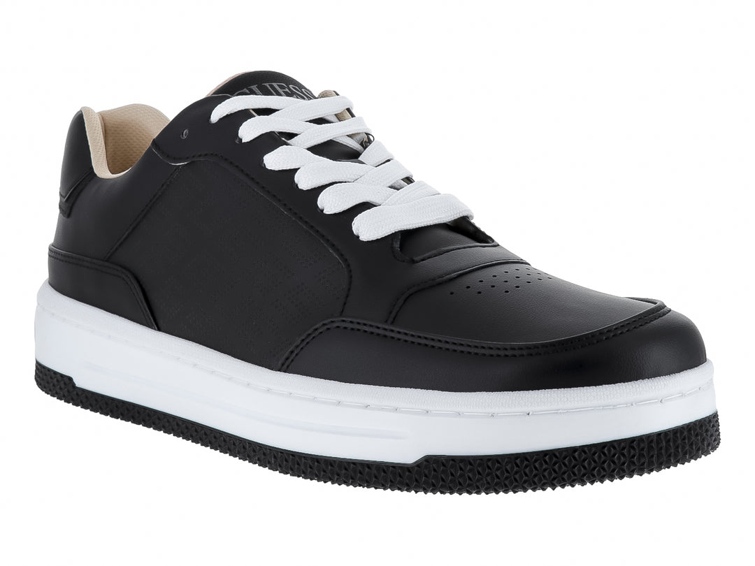 Tenis Guess color negro con suela blanca y agujetas blancas para uso casual.