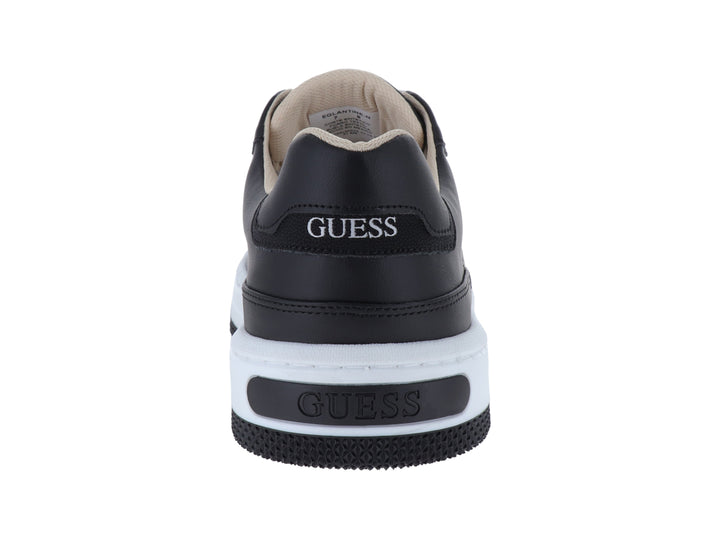 Tenis Guess color negro con suela blanca y agujetas blancas para uso casual.