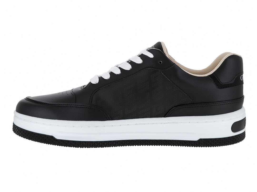 Tenis Guess color negro con suela blanca y agujetas blancas para uso casual.