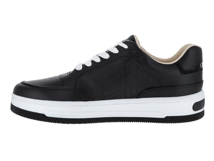 Tenis Guess color negro con suela blanca y agujetas blancas para uso casual.