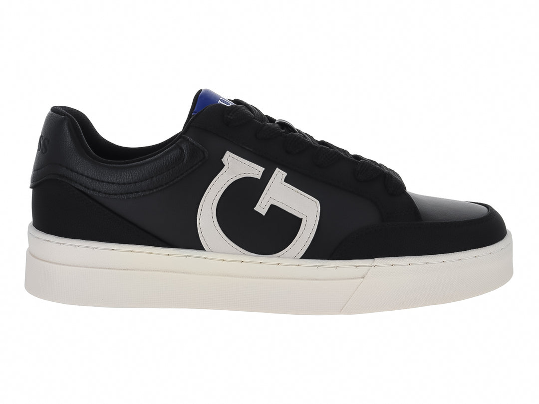 Tenis Guess negros con suela blanca y logotipo G blanco en el lateral.