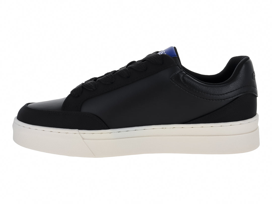 Tenis Guess negros con suela blanca y logotipo G blanco en el lateral.