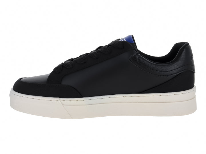 Tenis Guess negros con suela blanca y logotipo G blanco en el lateral.
