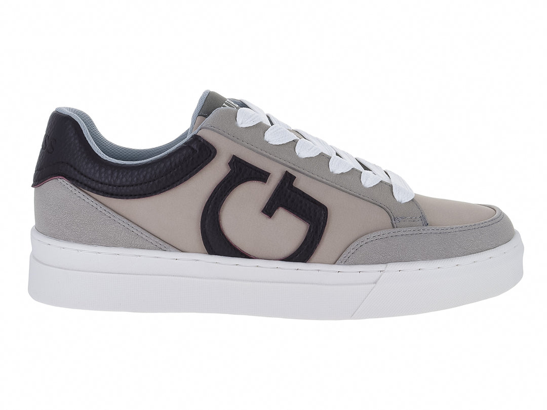 Tenis Guess color gris con detalles en negro y suela blanca.