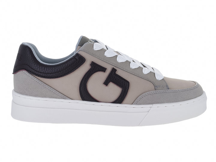 Tenis Guess color gris con detalles en negro y suela blanca.