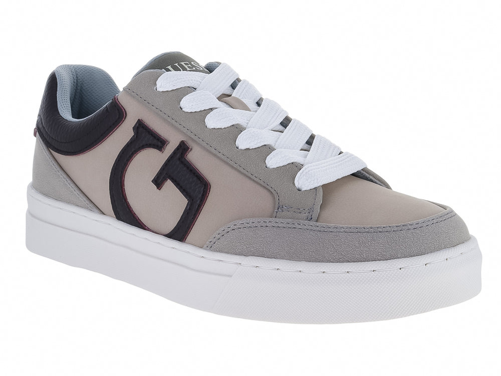 Tenis Guess color gris con detalles en negro y suela blanca.