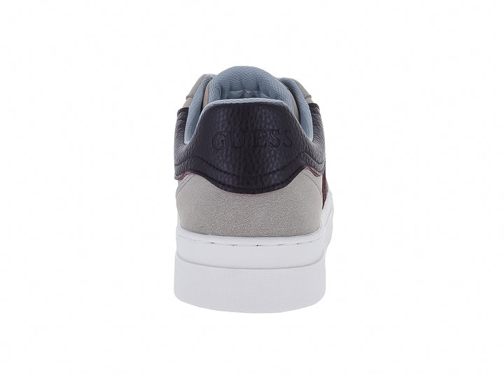 Tenis Guess color gris con detalles en negro y suela blanca.
