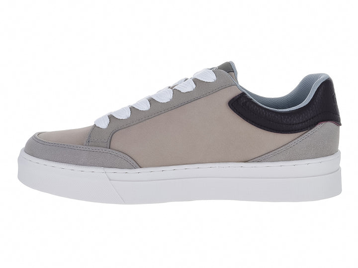 Tenis Guess color gris con detalles en negro y suela blanca.