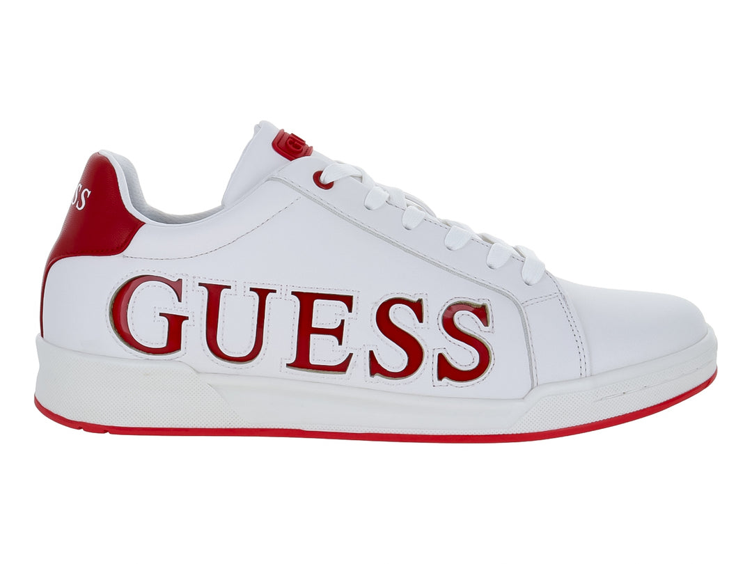 Tenis blancos de la marca GUESS con letras rojas laterales y detalles en rojo en el talón y suela.