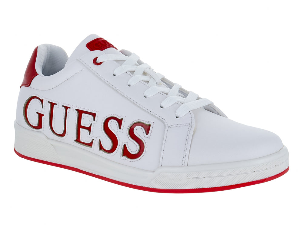 Tenis blancos de la marca GUESS con letras rojas laterales y detalles en rojo en el talón y suela.