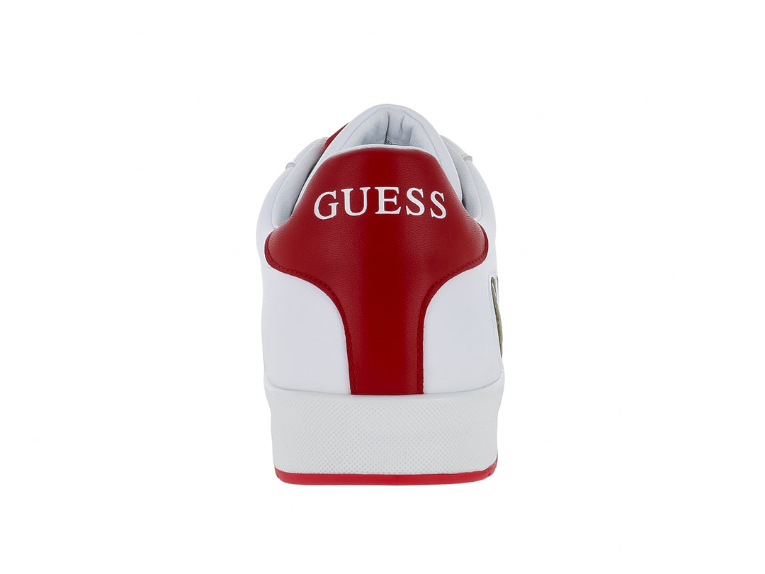 Tenis blancos de la marca GUESS con letras rojas laterales y detalles en rojo en el talón y suela.