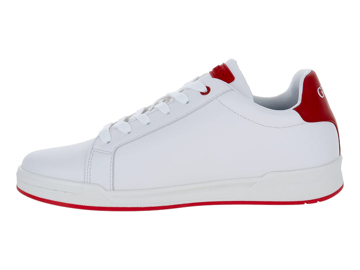 Tenis blancos de la marca GUESS con letras rojas laterales y detalles en rojo en el talón y suela.