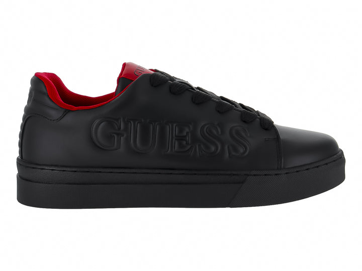 Tenis negros de la marca GUESS con interior rojo y logotipo en relieve sobre el costado.