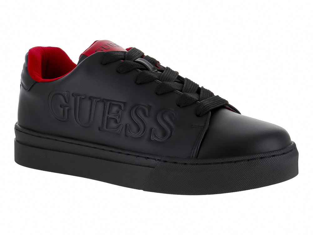 Tenis negros de la marca GUESS con interior rojo y logotipo en relieve sobre el costado.