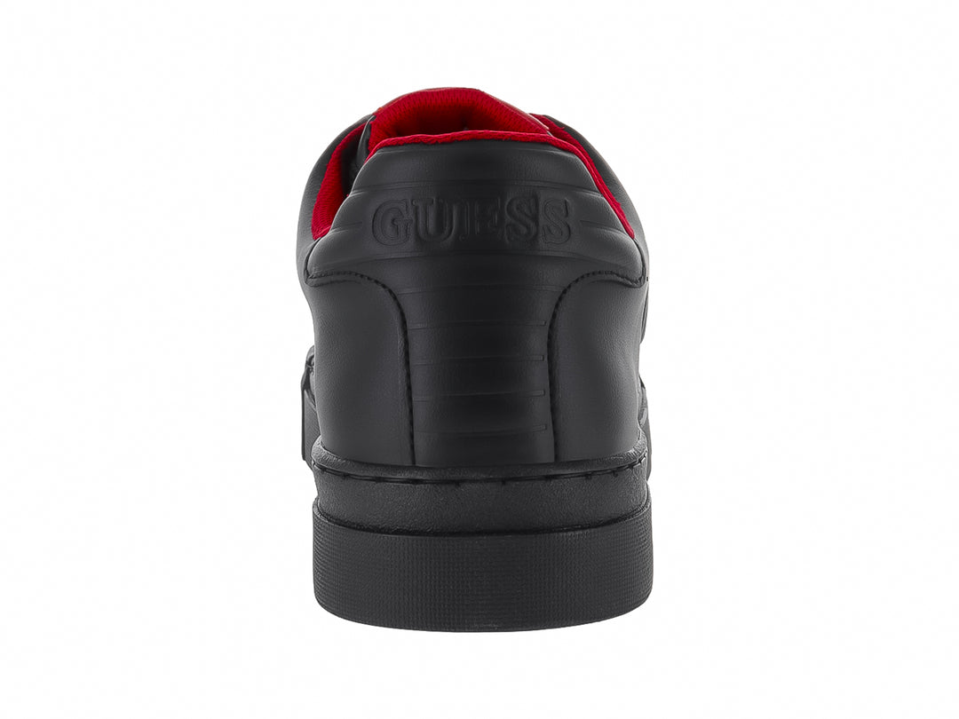 Tenis negros de la marca GUESS con interior rojo y logotipo en relieve sobre el costado.