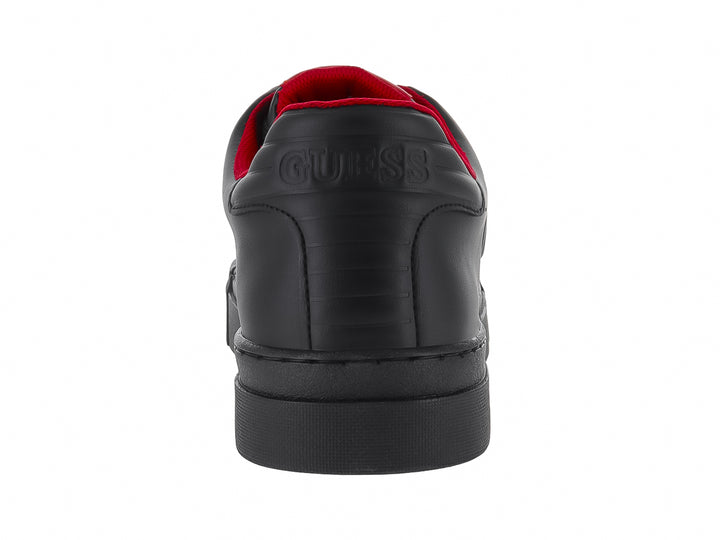 Tenis negros de la marca GUESS con interior rojo y logotipo en relieve sobre el costado.