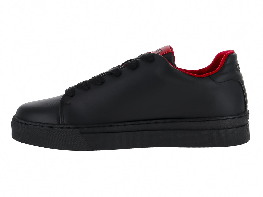 Tenis negros de la marca GUESS con interior rojo y logotipo en relieve sobre el costado.