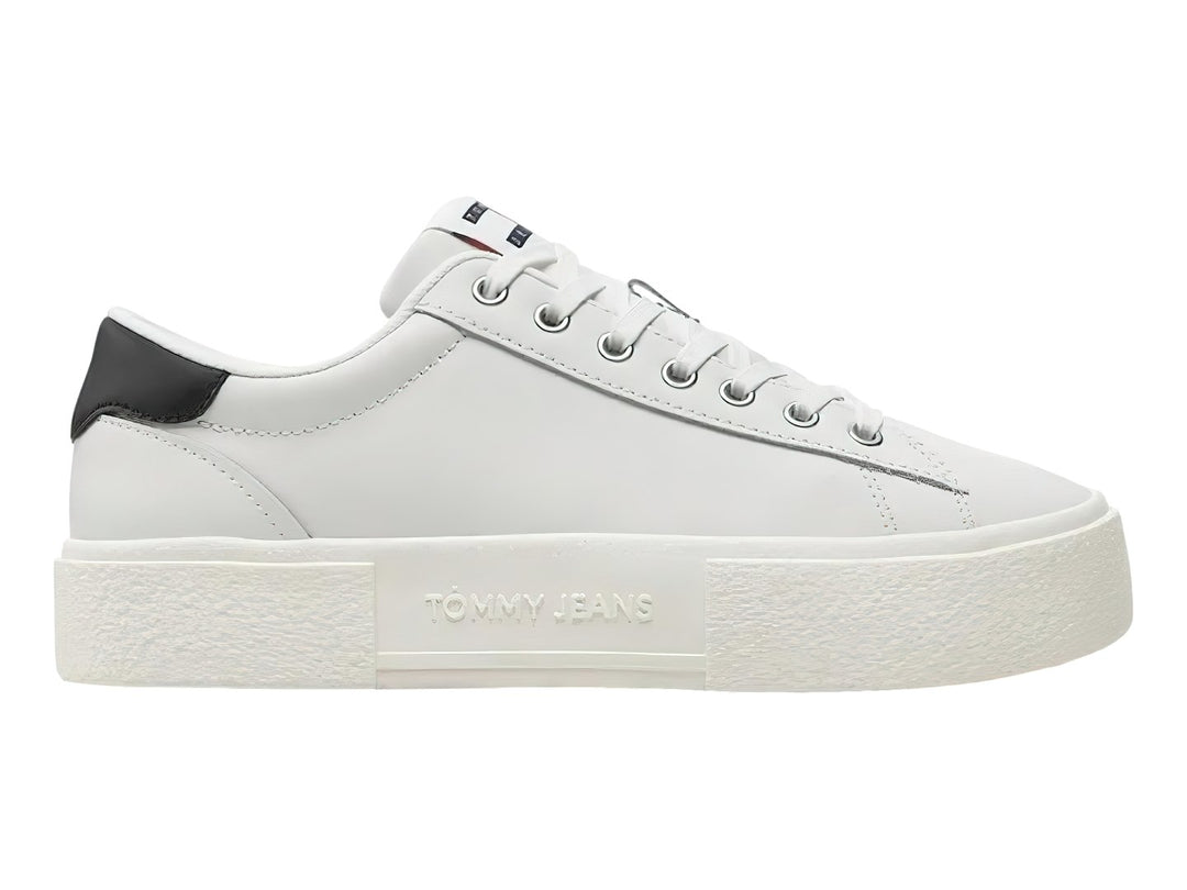 Tenis blancos de plataforma Tommy Hilfiger con detalle negro en el talón y suela ancha blanca.