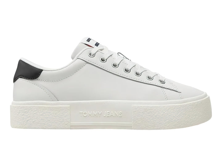 Tenis blancos de plataforma Tommy Hilfiger con detalle negro en el talón y suela ancha blanca.