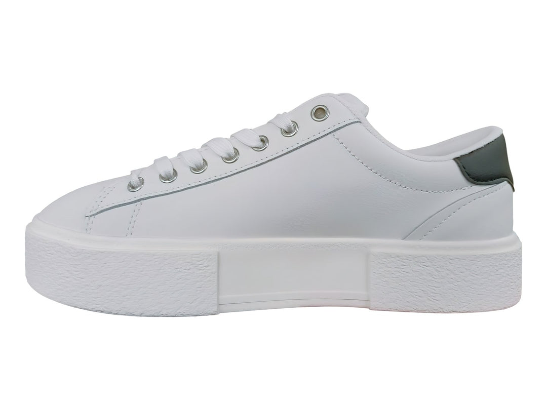 Tenis blancos de plataforma Tommy Hilfiger con detalle negro en el talón y suela ancha blanca.