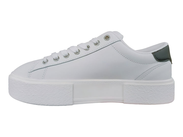 Tenis blancos de plataforma Tommy Hilfiger con detalle negro en el talón y suela ancha blanca.