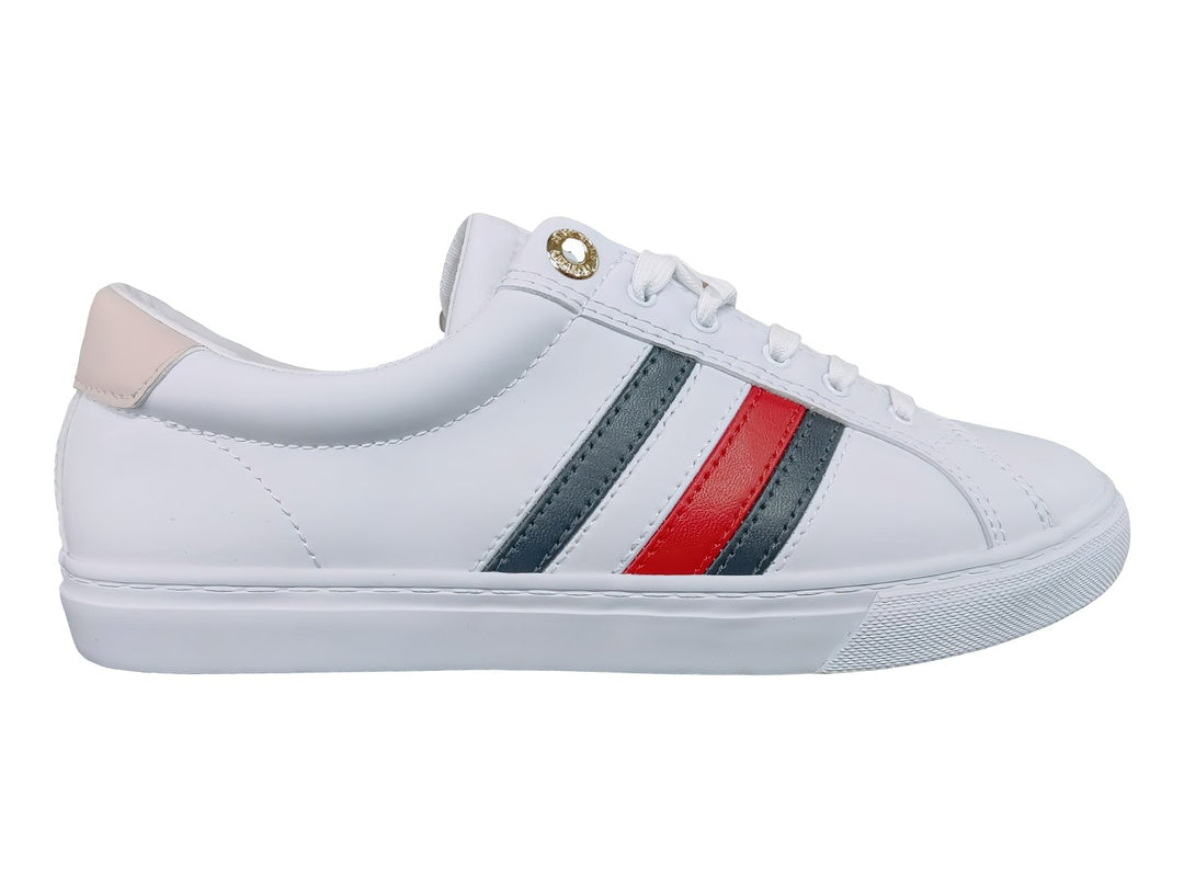 Tenis blancos de corte bajo con rayas laterales en rojo y azul marino y detalle rosa en el talón.