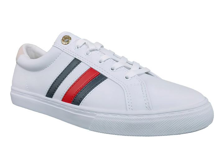 Tenis blancos de corte bajo con rayas laterales en rojo y azul marino y detalle rosa en el talón.