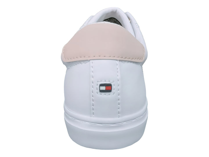 Tenis blancos de corte bajo con rayas laterales en rojo y azul marino y detalle rosa en el talón.