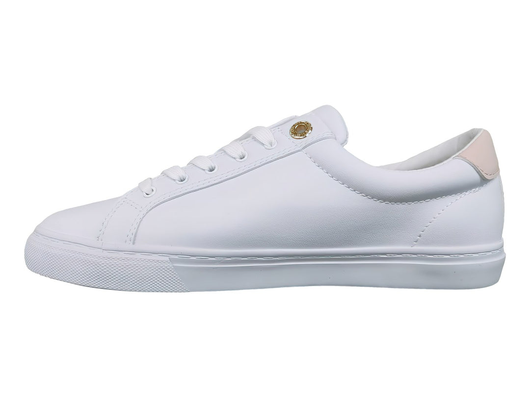 Tenis blancos de corte bajo con rayas laterales en rojo y azul marino y detalle rosa en el talón.