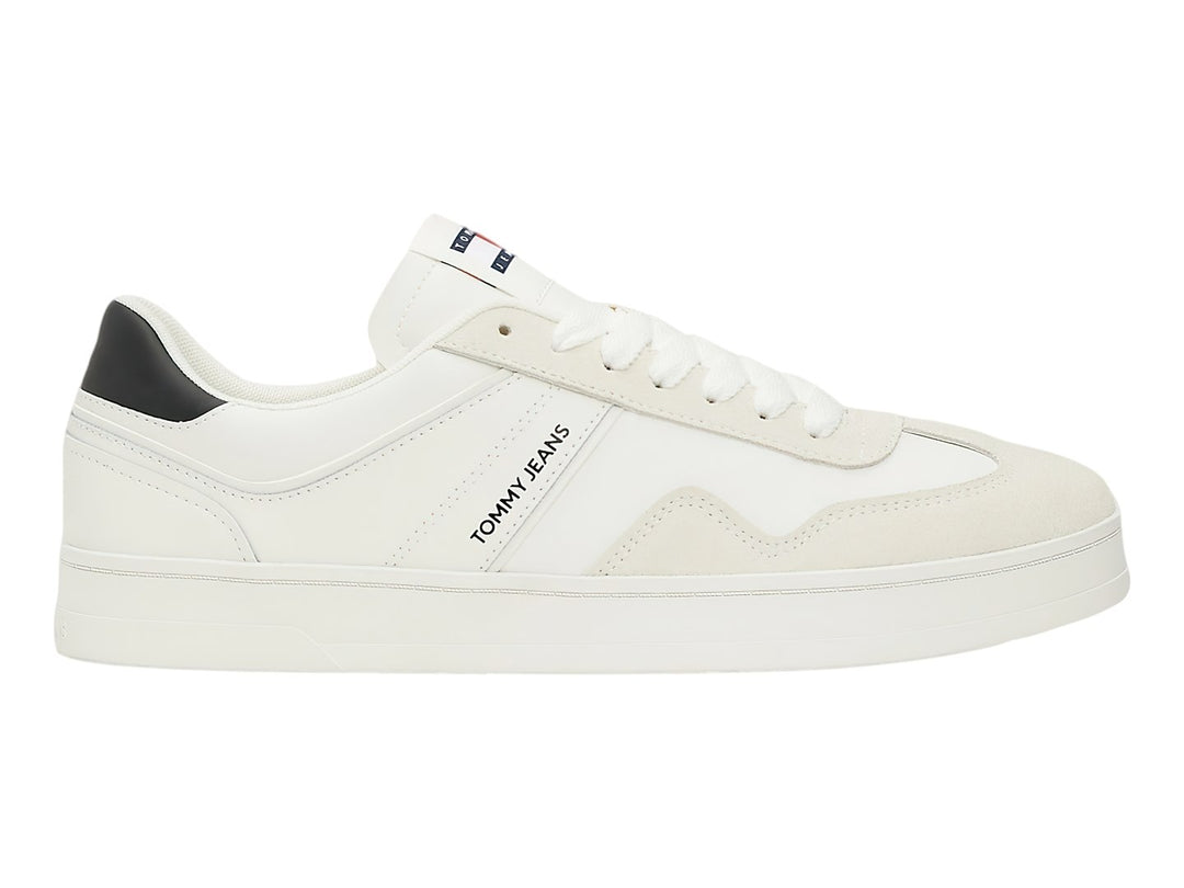 Tenis blancos de cuero Tommy Jeans con detalle negro en el talón y suela blanca.