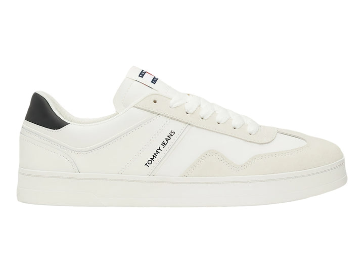 Tenis blancos de cuero Tommy Jeans con detalle negro en el talón y suela blanca.