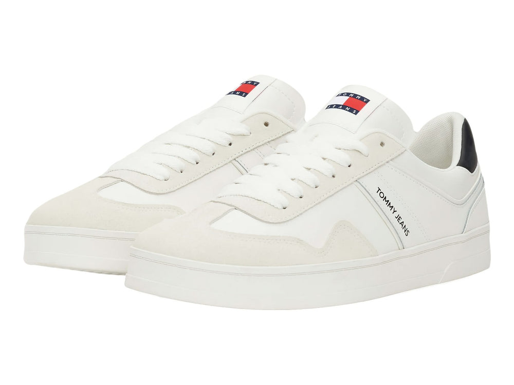 Tenis blancos de cuero Tommy Jeans con detalle negro en el talón y suela blanca.
