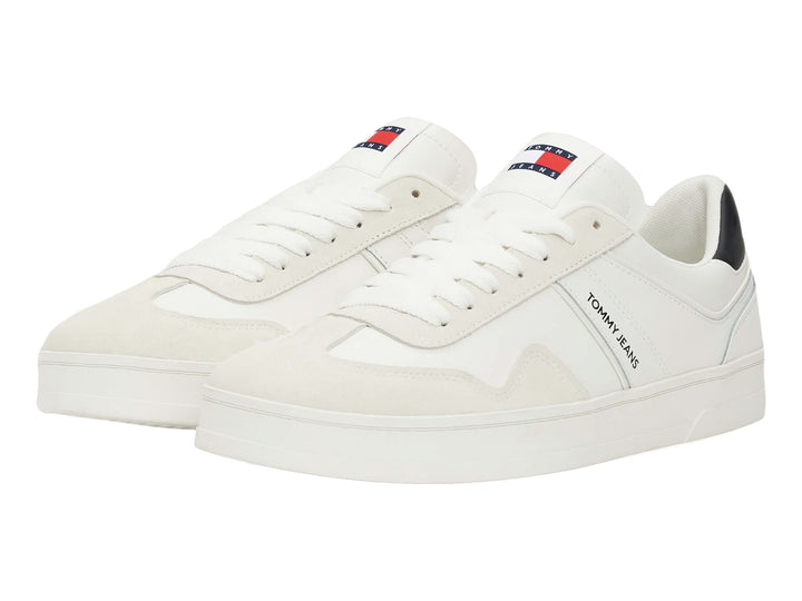 Tenis blancos de cuero Tommy Jeans con detalle negro en el talón y suela blanca.