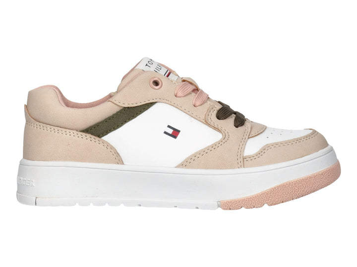 Tenis Tommy Hilfiger color beige y blanco con detalles en verde y suela blanca.