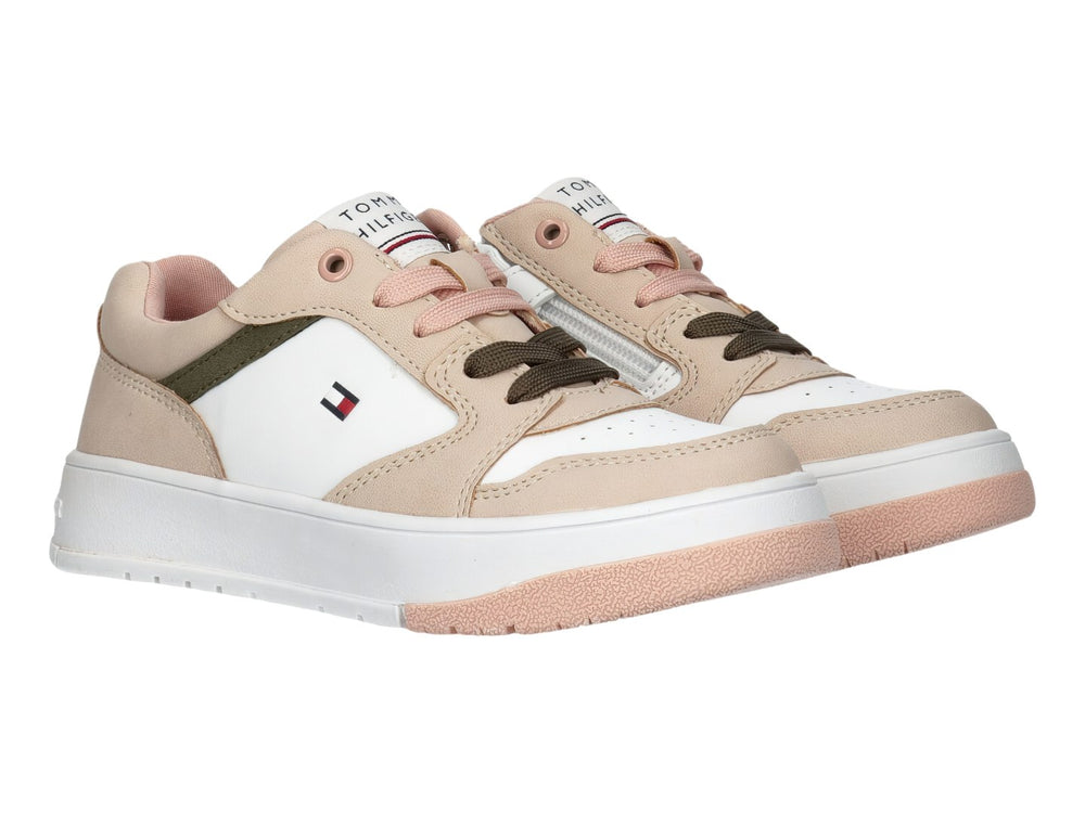 Tenis Tommy Hilfiger color beige y blanco con detalles en verde y suela blanca.