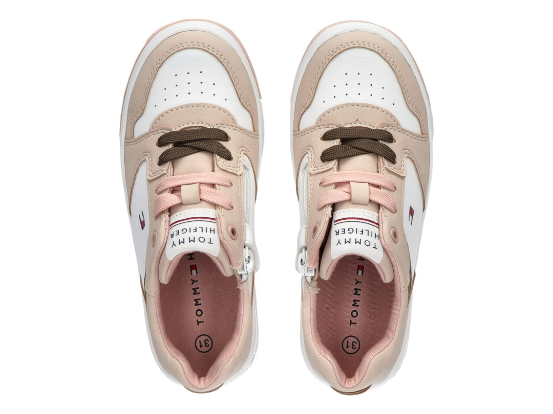 Tenis Tommy Hilfiger color beige y blanco con detalles en verde y suela blanca.