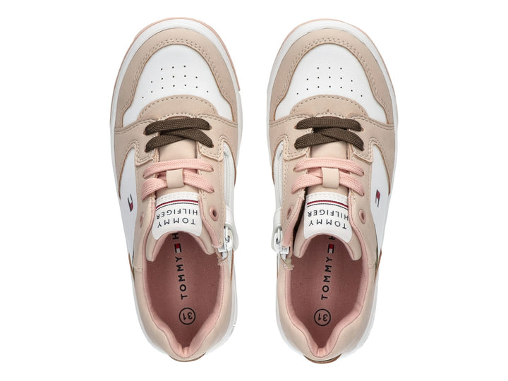 Tenis Tommy Hilfiger color beige y blanco con detalles en verde y suela blanca.